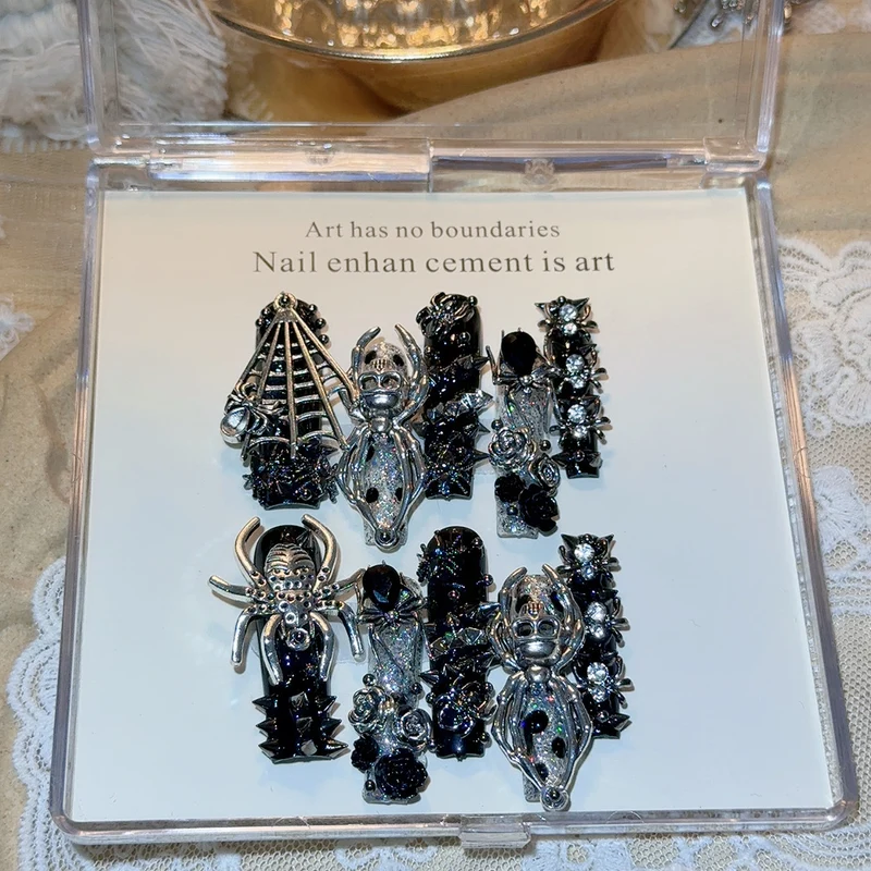 Gothic-inspirierte Nagelkunst-Dekorationen