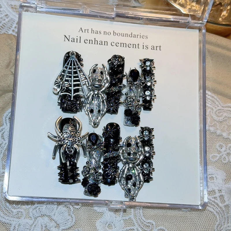 Gothic-inspirierte Nagelkunst-Dekorationen