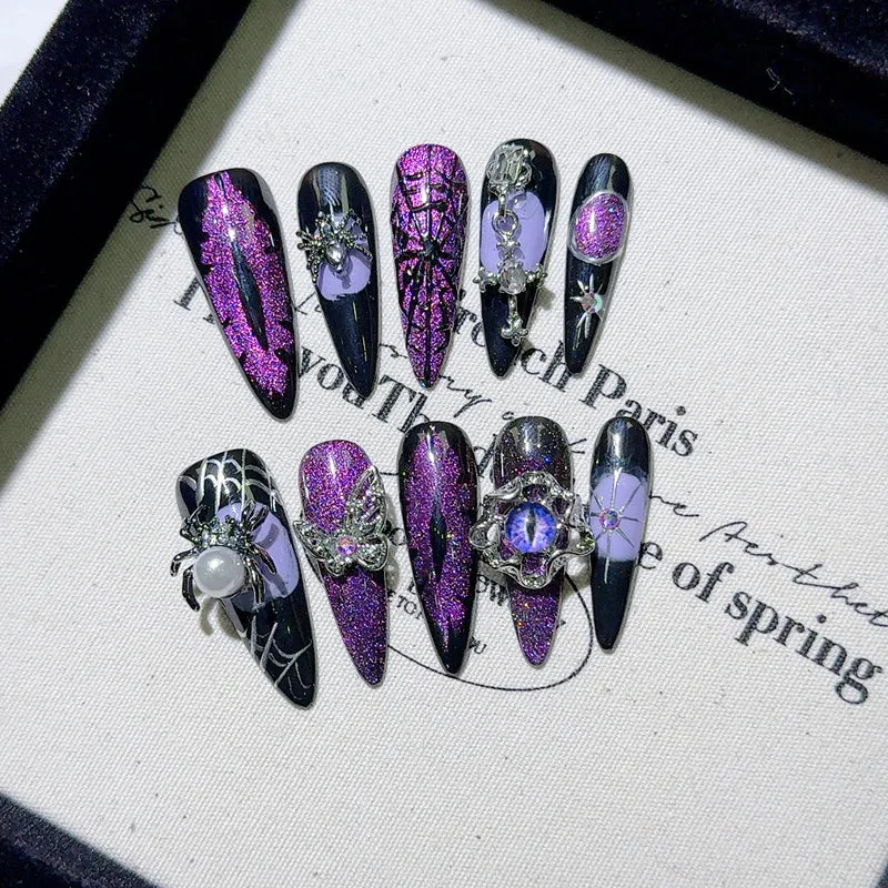 Gothic-inspirierte dekorative Nagelkunst-Tipps