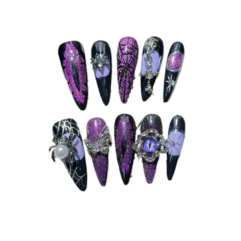 Gothic-inspirierte dekorative Nagelkunst-Tipps