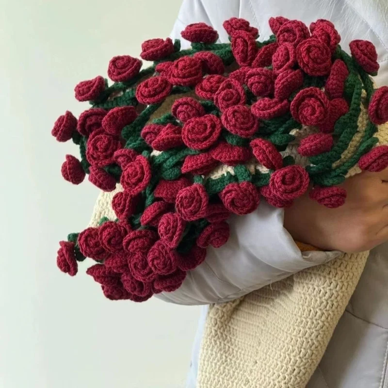 Handgefertigter gehäkelter Blumenstrauß