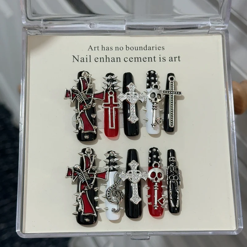 Gothic-inspirierte dekorative Nagelkunstverzierungen