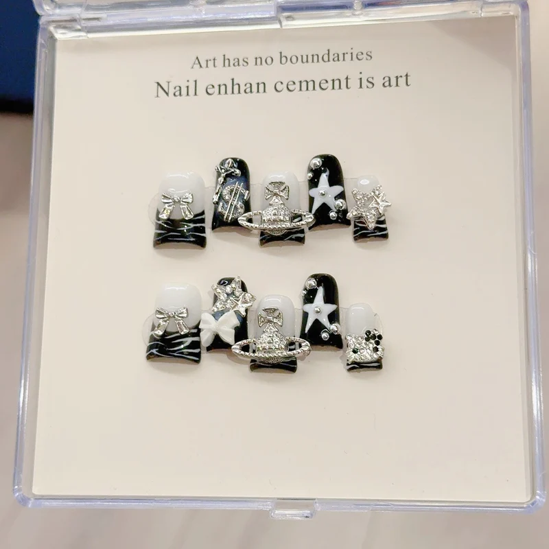 Dekorativer mit Strass besetzter Nail Art Set
