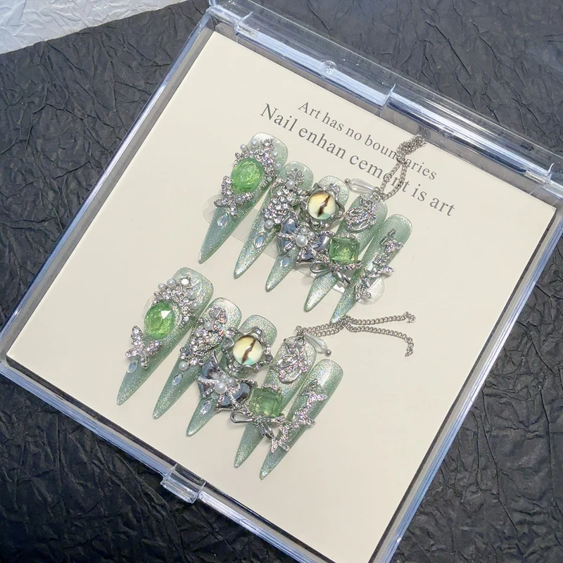 Dekorative mit Rhinestones veredelte Nagelspitzen
