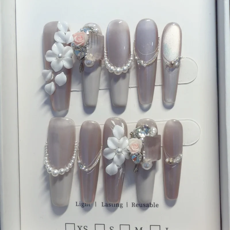 Blumenmuster Strass Nagelkunst Tipps