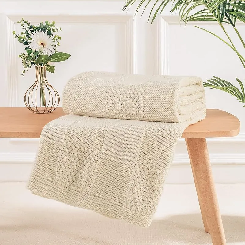 Strukturierte Strickwurfdecke