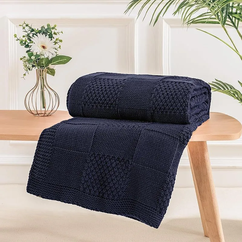 Strukturierte Strickwurfdecke