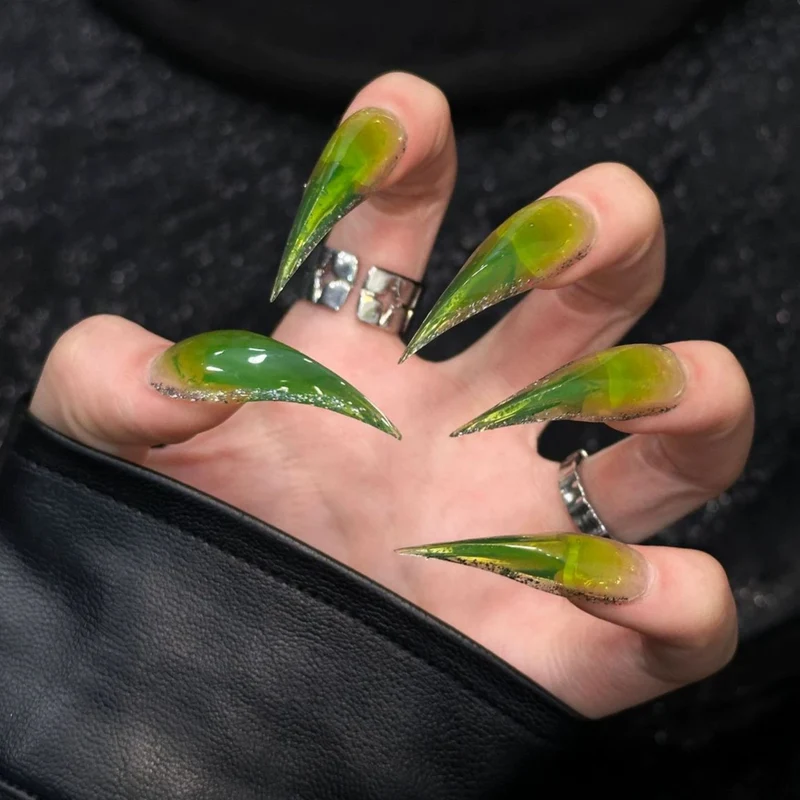 Stiletto Press-On Nail Enhancements mit Ombre Effekt