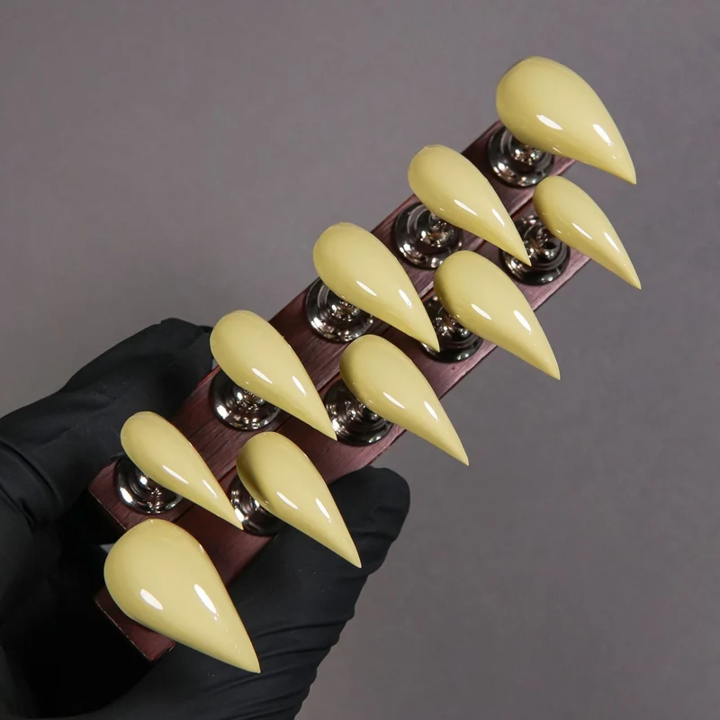 Stiletto Press-On Nagelverstärkungen mit Edelsteinakzenten