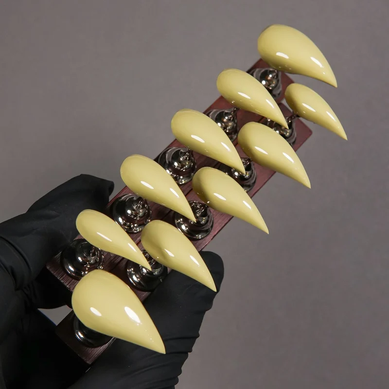 Stiletto Press-On Nagelverstärkungen mit Edelsteinakzenten
