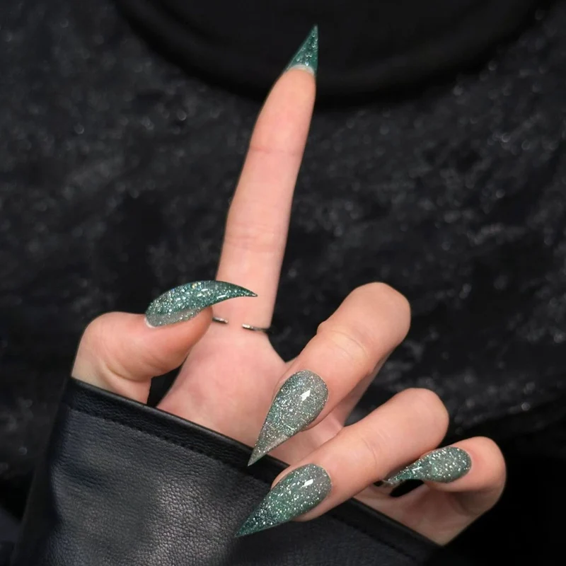 Stiletto Press-On Nagelverstärkungen mit Edelsteinakzenten