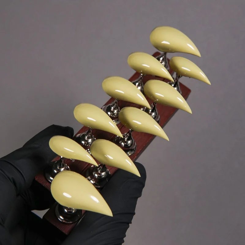 Stiletto Press-On Nagelverstärkungen mit Edelsteinakzenten