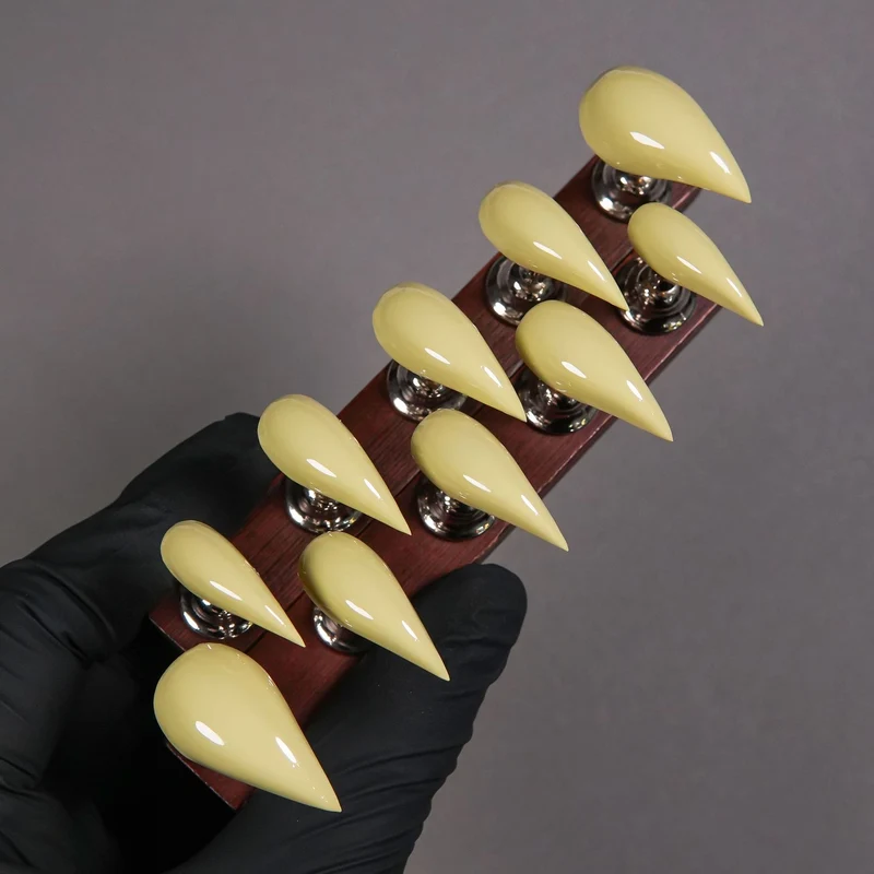 Stiletto Press-On Nagelverstärkungen mit Edelsteinakzenten