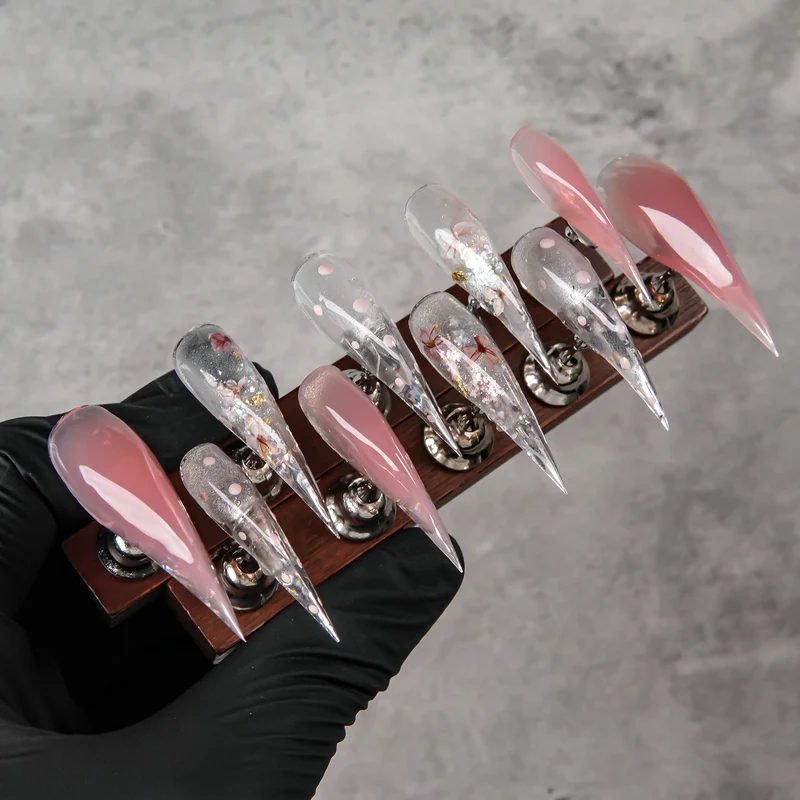 Stiletto Press-On Nail Art Set mit stilvollen metallischen Akzenten