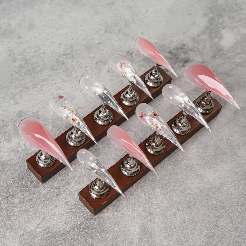 Stiletto Press-On Nail Art Set mit stilvollen metallischen Akzenten