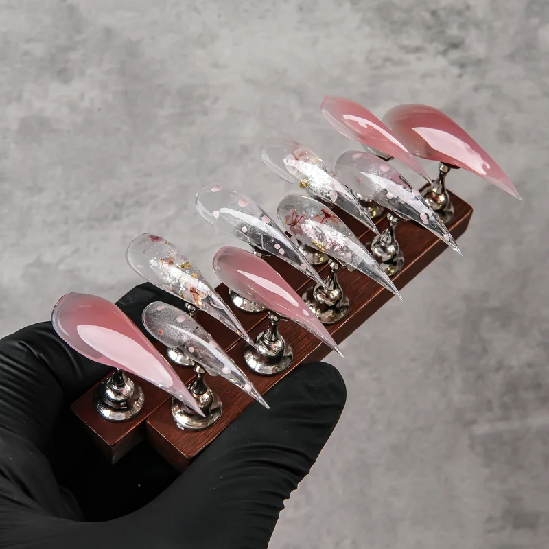 Stiletto Press-On Nail Art Set mit stilvollen metallischen Akzenten