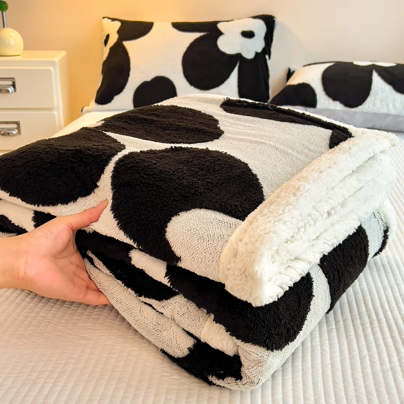Gemütliche floral gemusterte Fleece-Decke
