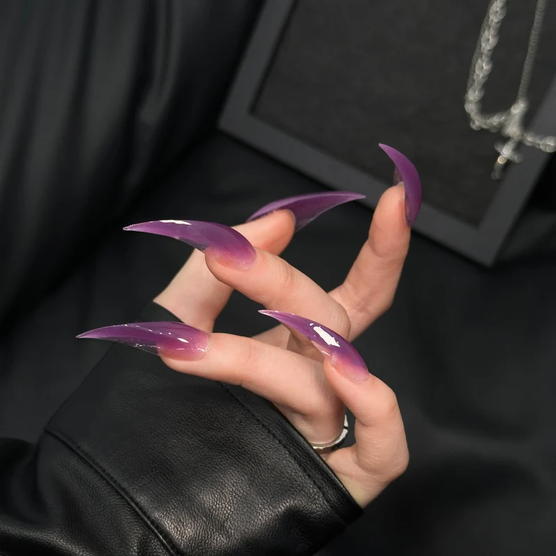 Stiletto Nagelverlängerungen mit Ombre-Effekt