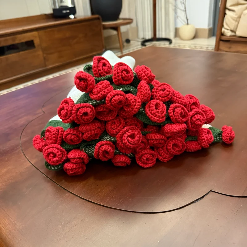 Handgefertigter gehäkelter Blumenstrauß