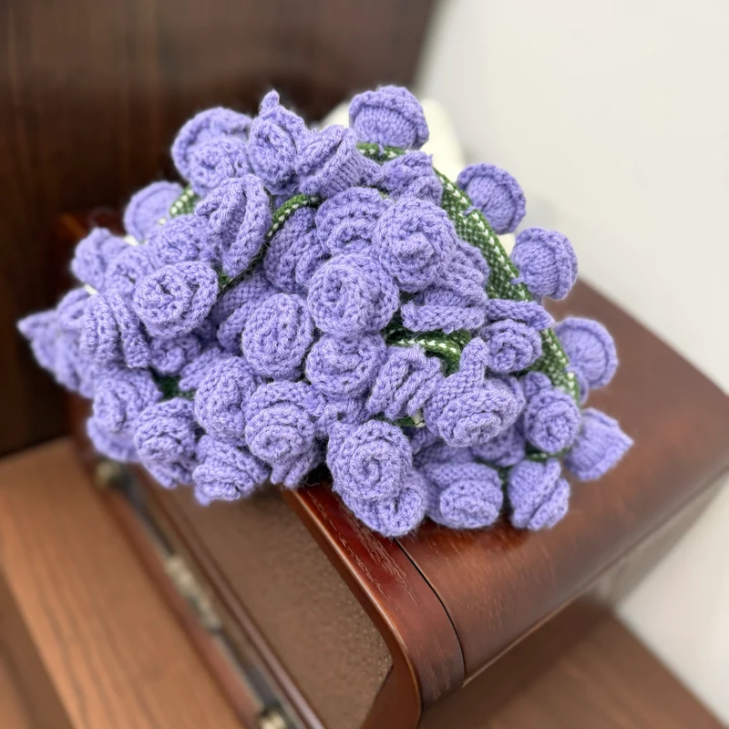 Handgefertigter gehäkelter Blumenstrauß