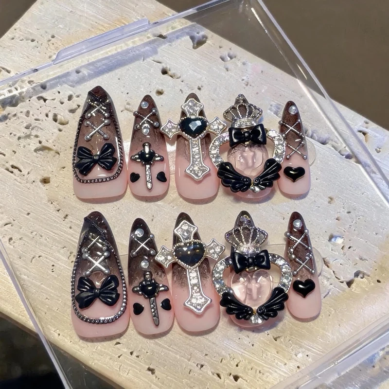 Gothic-inspirierte künstlerische Nagelkunst Tipps