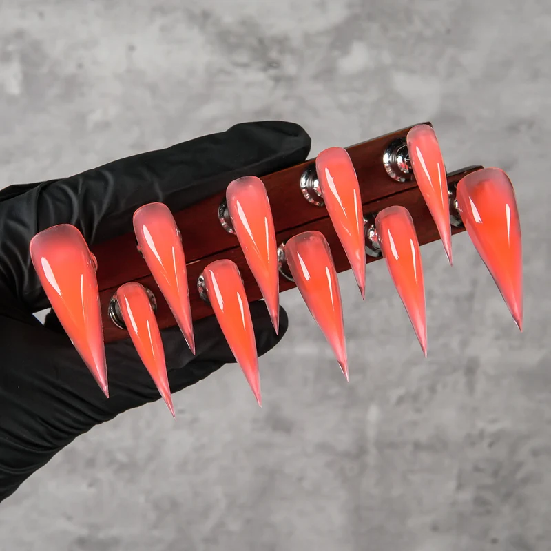 Scharfe Stiletto Press-On Nagelset mit Ombre-Finish