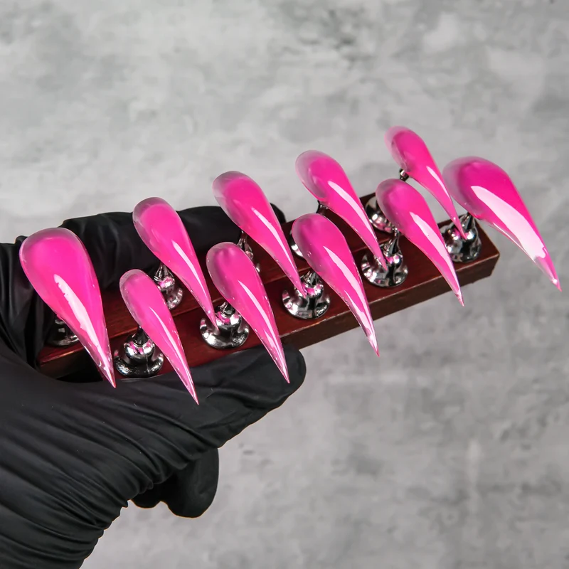Scharfe Stiletto Press-On Nagelverlängerungen