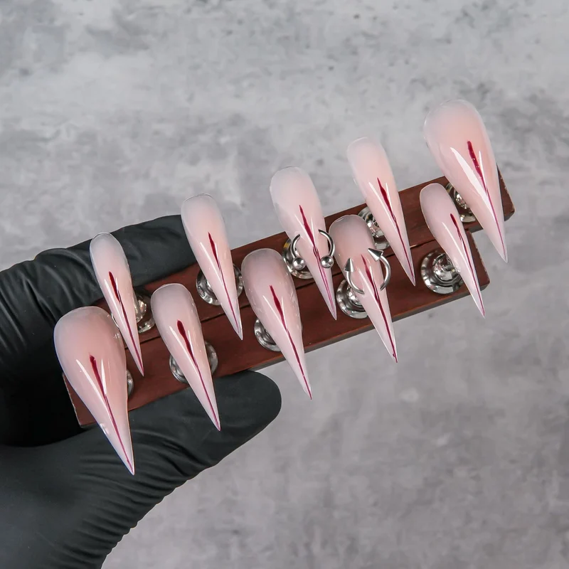 Scharfe Stiletto Press-On Nagelverbesserungen