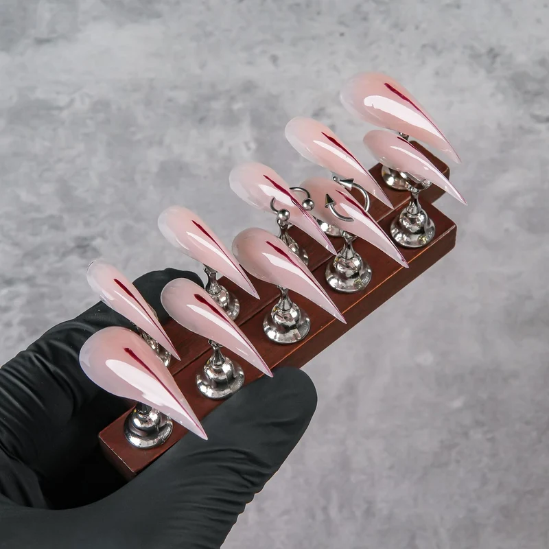 Scharfe Stiletto Press-On Nagelverbesserungen