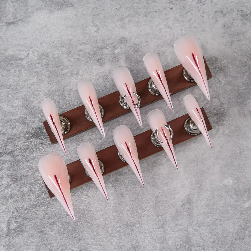 Scharfe Stiletto Press-On Nagelverbesserungen