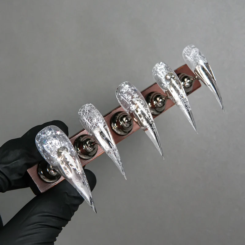 Skulptierte Stiletto Press-On Nagelspitzen