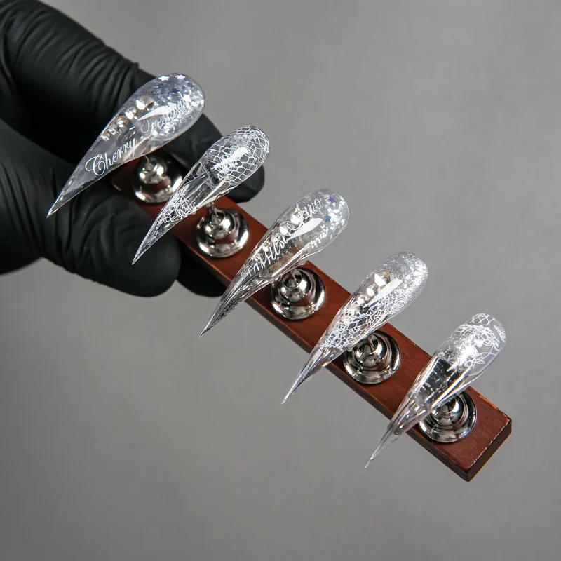 Skulptierte Stiletto Press-On Nagelspitzen