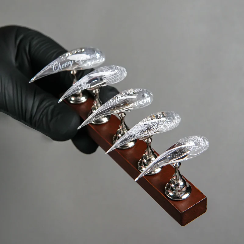 Skulptierte Stiletto Press-On Nagelspitzen