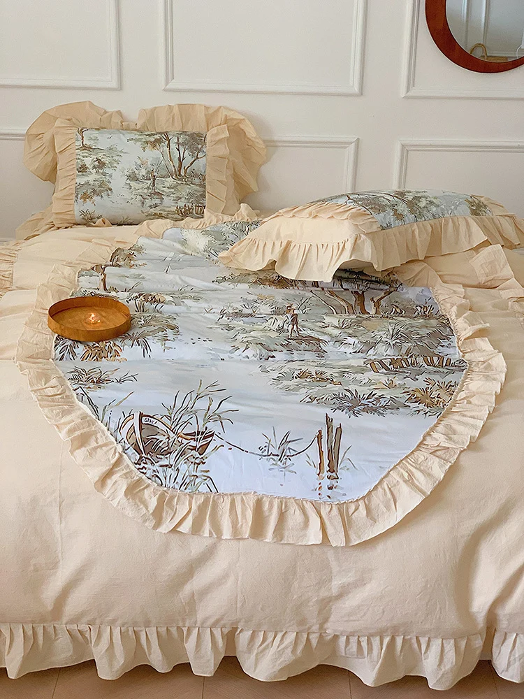 Romantische Bettgarnitur mit Musselin‑Optik, Volantkante und Toile‑Läufer