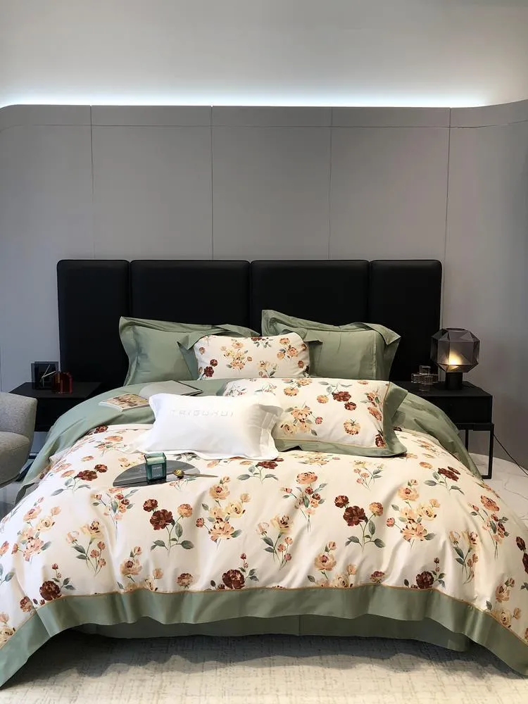Premium-Satin-Bettbezug-Set mit zartem Aquarell-Blütenprint und eleganter Volantkante