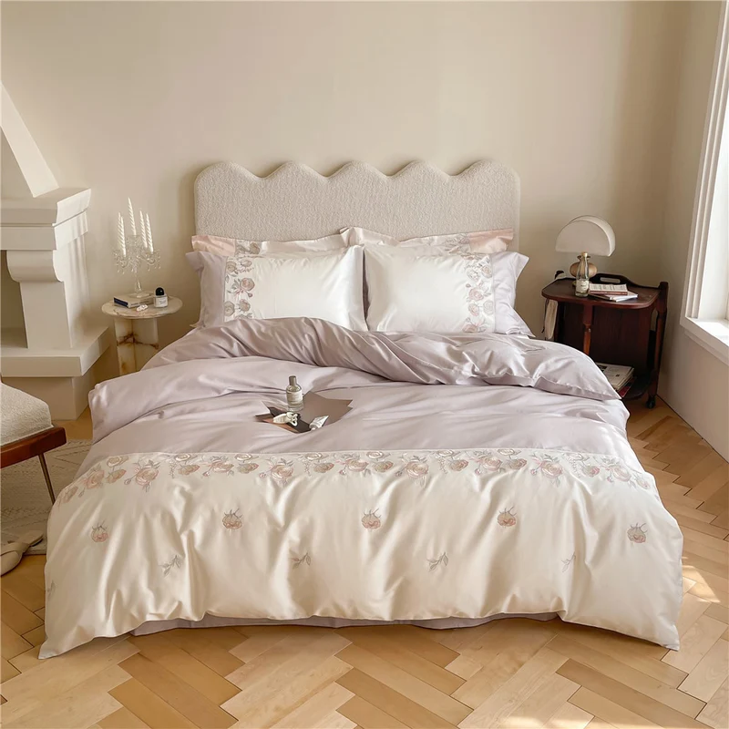 Premium-Bettbezuggarnitur aus Baumwollsatin mit floraler Bordürenstickerei und Wendefunktion
