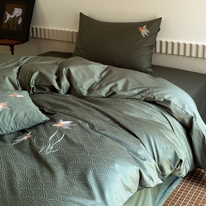 Premium-Bettbezug-Garnitur aus Baumwollsatin mit gewebtem Wellenjacquard und Koi-Stickerei