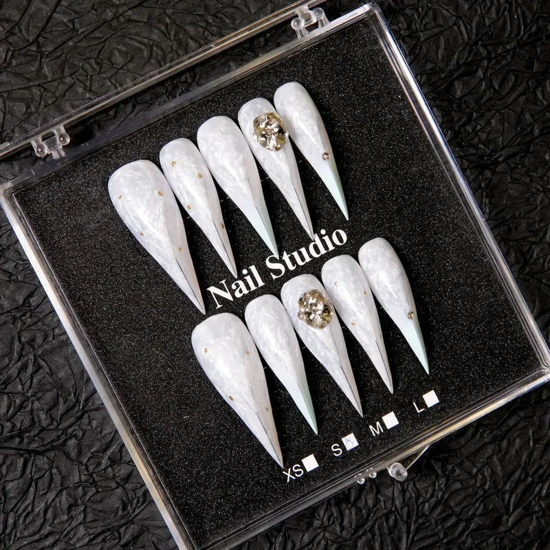 Premium Stiletto Press-On Nagelset mit dekorativen Akzenten
