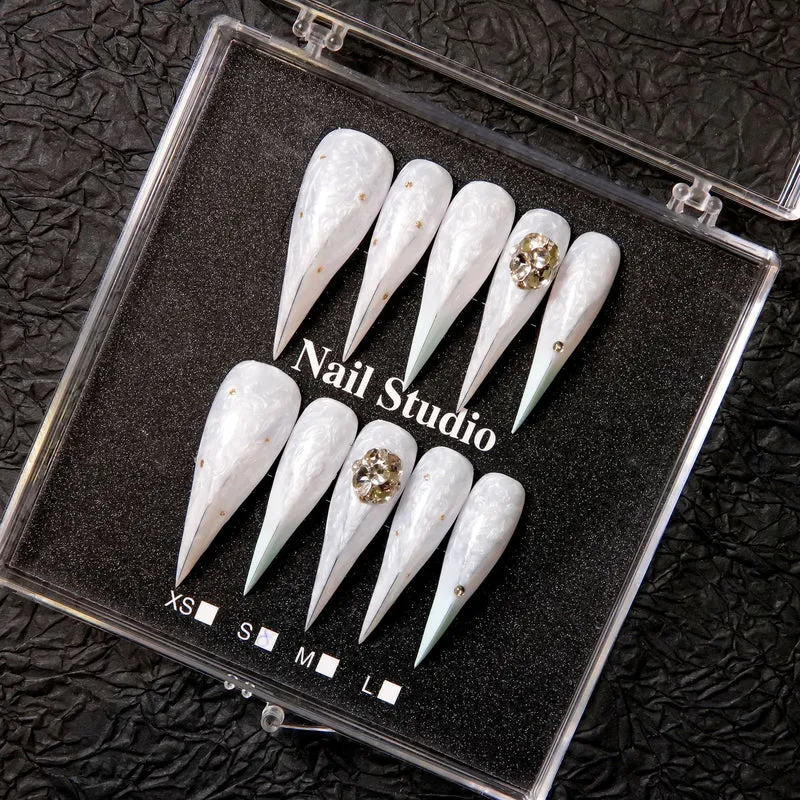 Premium Stiletto Press-On Nagelset mit dekorativen Akzenten