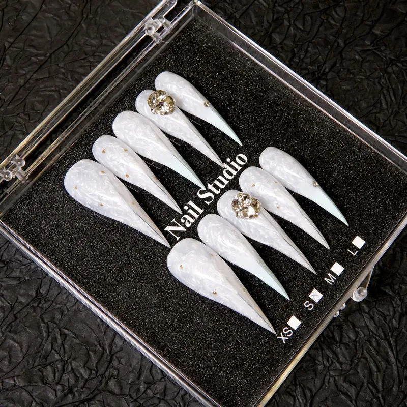 Premium Stiletto Press-On Nagelset mit dekorativen Akzenten