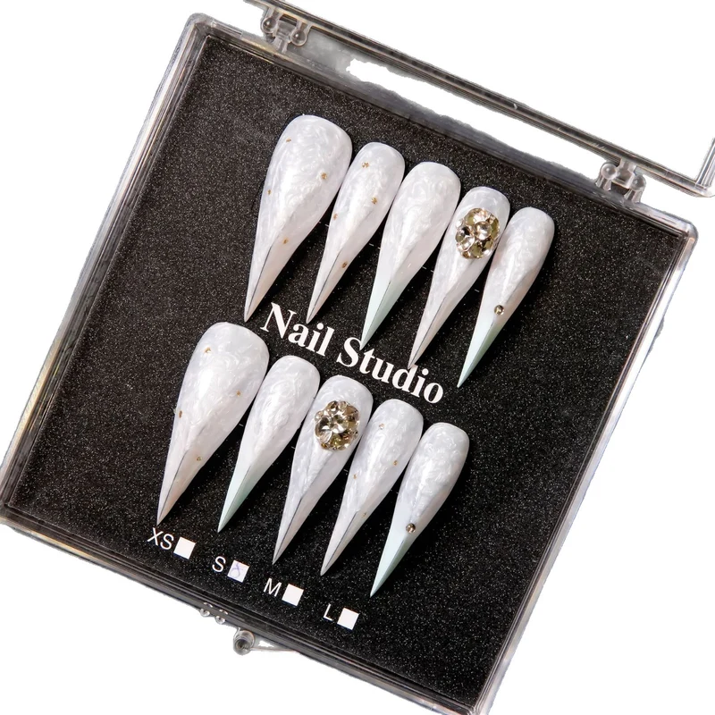 Premium Stiletto Press-On Nagelset mit dekorativen Akzenten