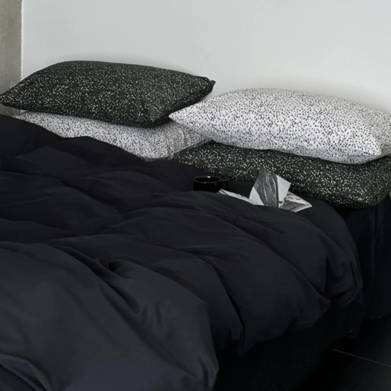 Modernes Satin-Bettwäsche-Set mit Steppdecke-Optik und gemusterten Kissenhüllen