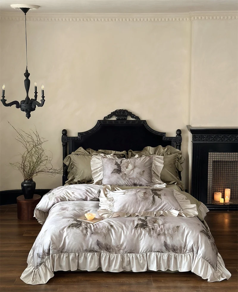 Luxuriöses Satin-Bettwäsche-Set mit Rüschen und Aquarell-Blumen
