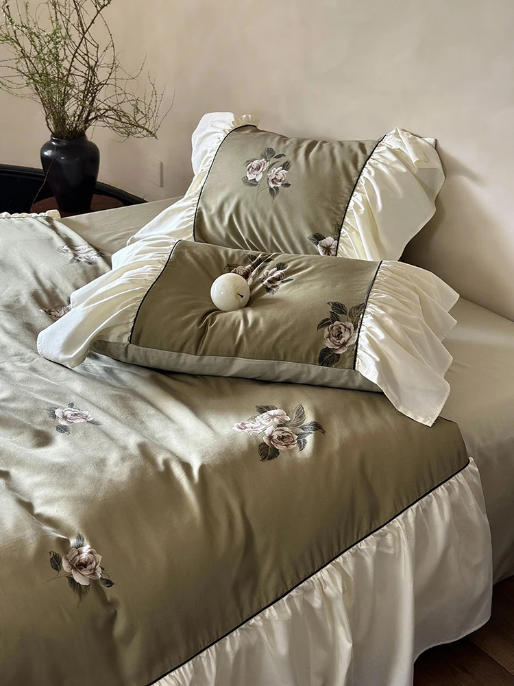 Luxuriöses Satin-Bettwäsche-Set mit Blumenstickerei und Rüschen
