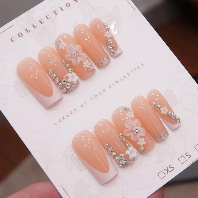 Luxus Press-On Nagelkunst Set mit floralen und Schmuckakzenten