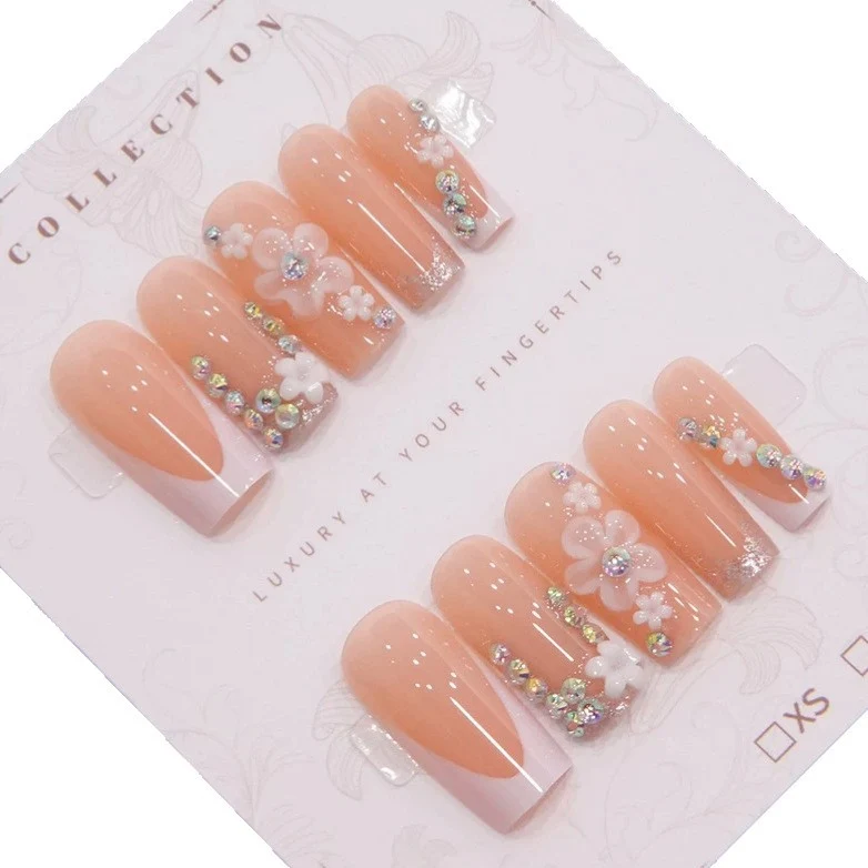 Luxus Press-On Nagelkunst Set mit floralen und Schmuckakzenten