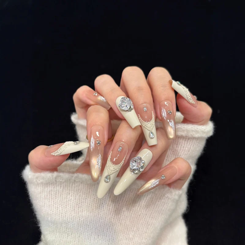 Luxuriöse Gel-Nagelkunst-Tipps mit Edelsteinelementen