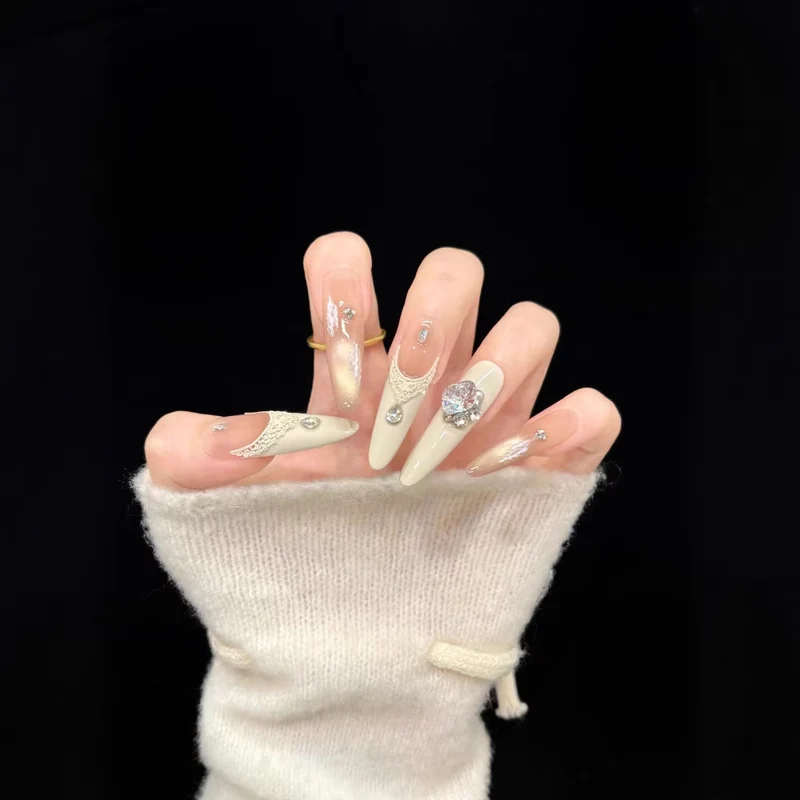 Luxuriöse Gel-Nagelkunst-Tipps mit Edelsteinelementen