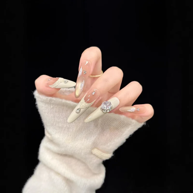 Luxuriöse Gel-Nagelkunst-Tipps mit Edelsteinelementen