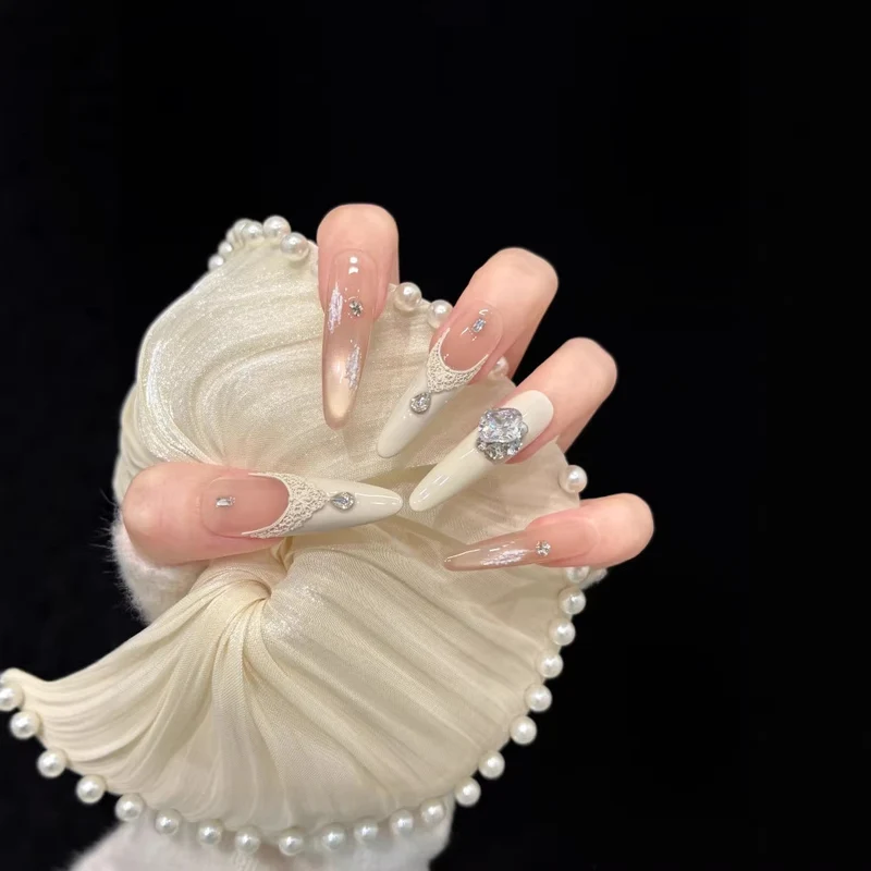 Luxuriöse Gel-Nagelkunst-Tipps mit Edelsteinelementen